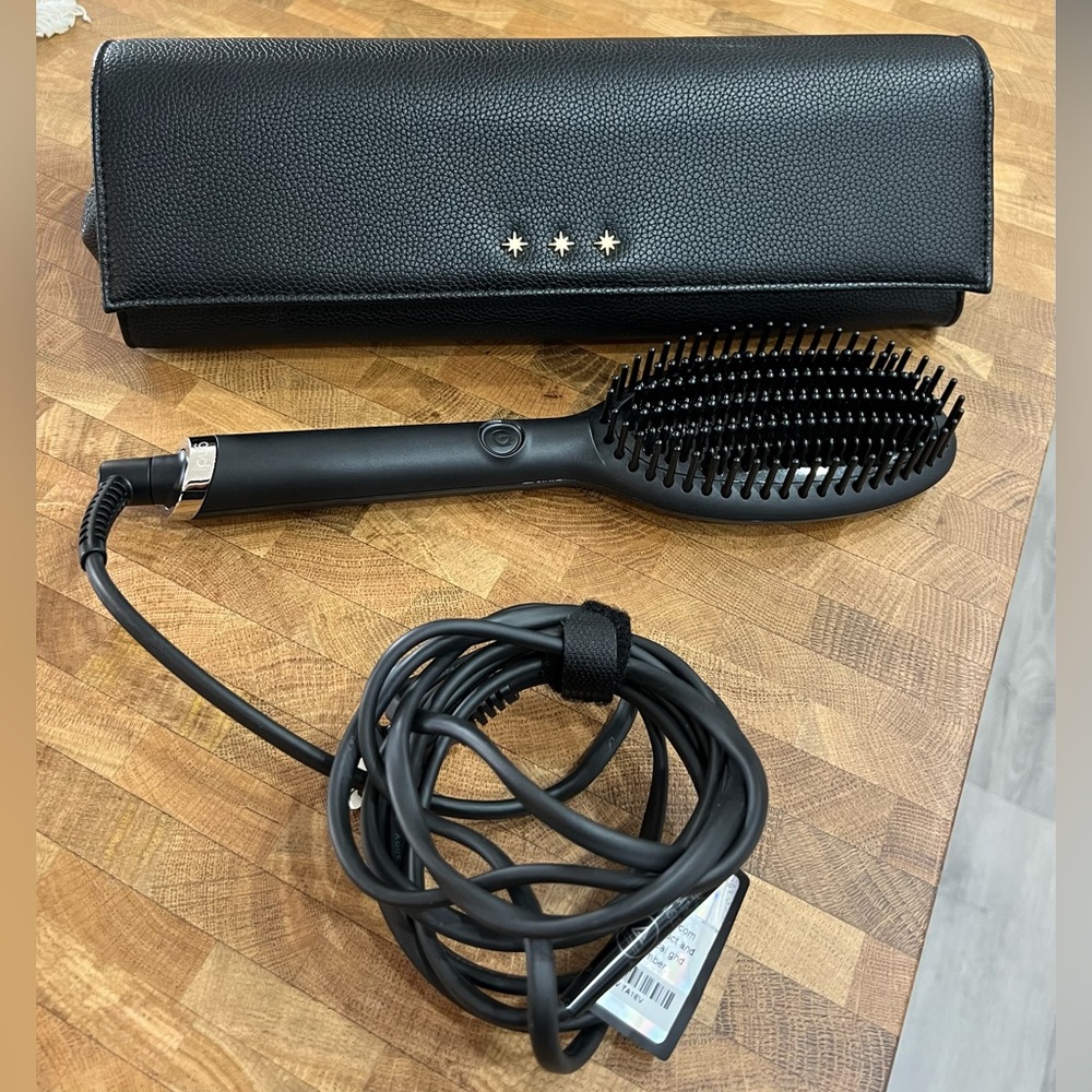 ghd glide smoothing hot brush with heat resistant carrying case